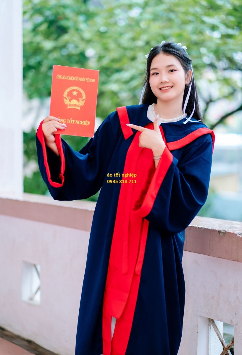 Giặt ủi là hơi và gấp xếp áo tốt nghiệp tại xưởng giặt ủi